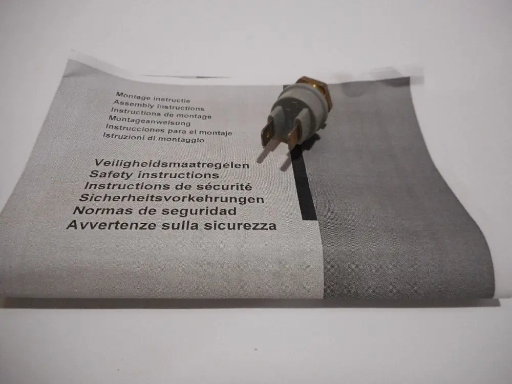 Temperatursensor auf einem Blatt mit Montage- und Sicherheitsanweisungen in mehreren Sprachen, darunter Niederländisch, Englisch und Deutsch, für das Produkt von Remeha.